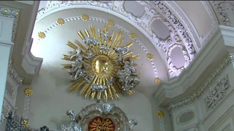 Vláda opět odložila vyrovnání s církvemi