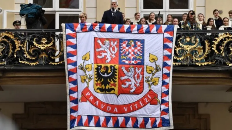 Petr Pavel představil standardu během svého proslovu z balkonu Pražského hradu,  Autor: Vít Černý,  Zdroj: ČTK