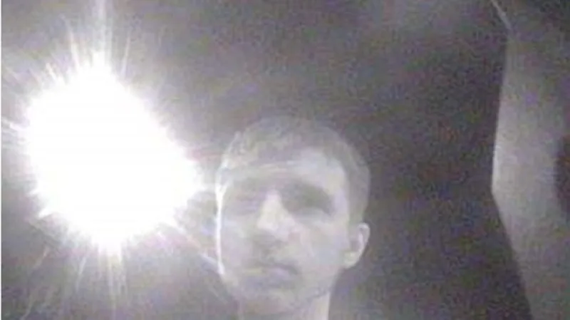 Muže, po kterém policie pátrá, zachytily bezpečnostní kamery