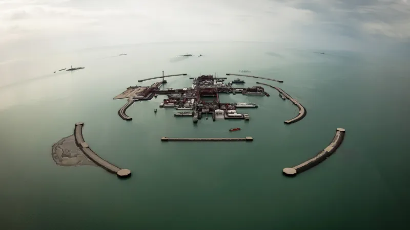 Hladinu Kaspického moře pokrývá řada ekonomicky důležitých struktur – na fotografii je těžební ropní zařízení Kašagan