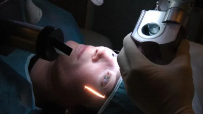 Oční lékařka: Vyšetření a operace by neměly být ve stejný den