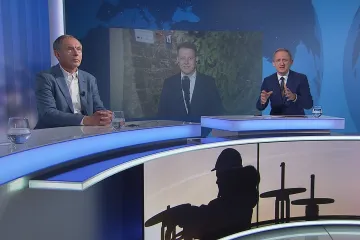 Země s alternativními zdroji ať se od ruské ropy odstřihnou okamžitě, shodli se Švejnar a Prouza