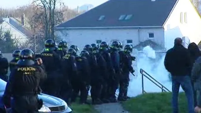 Policisté 17. listopadu zasahovali proti pravicovým radikálům v Litvínově.