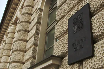 Soudkyně žaluje stát. Tvrdí, že její plat roste pomaleji kvůli péči o dítě