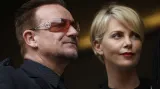 Hudebník Bono Vox a herečka Charlize Theron při zádušní mši