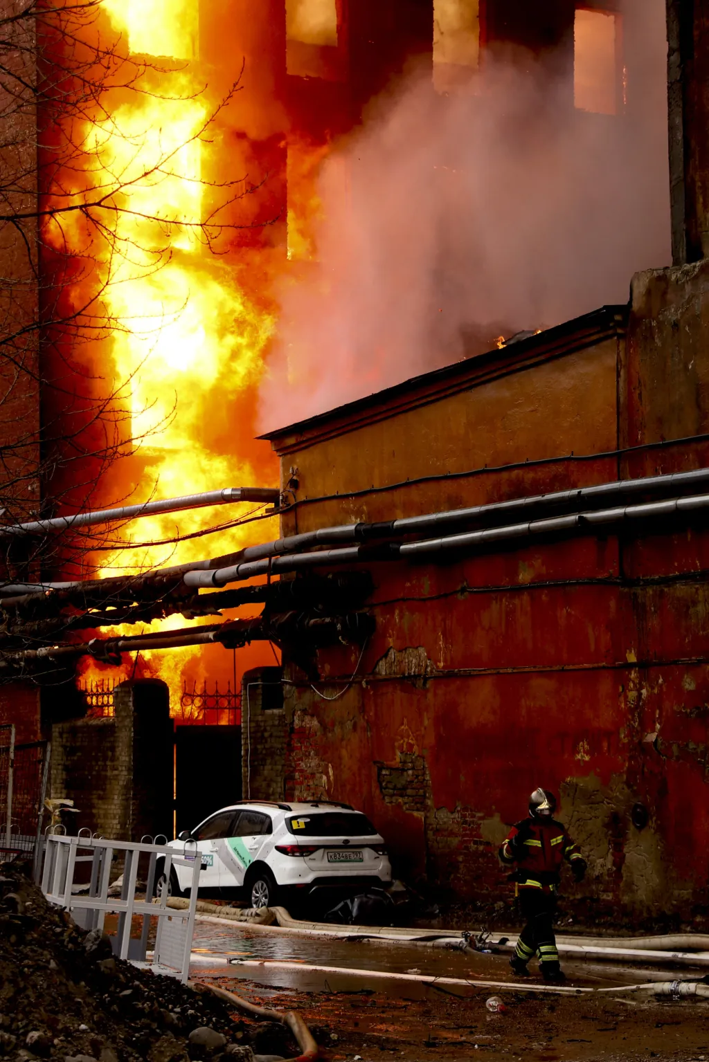 Velký požár textilní továrny v ruském Petrohradu se rozšířil na plochu deset tisíc metrů čtverečních