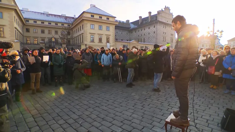 Demonstrace na Hradčanském náměstí