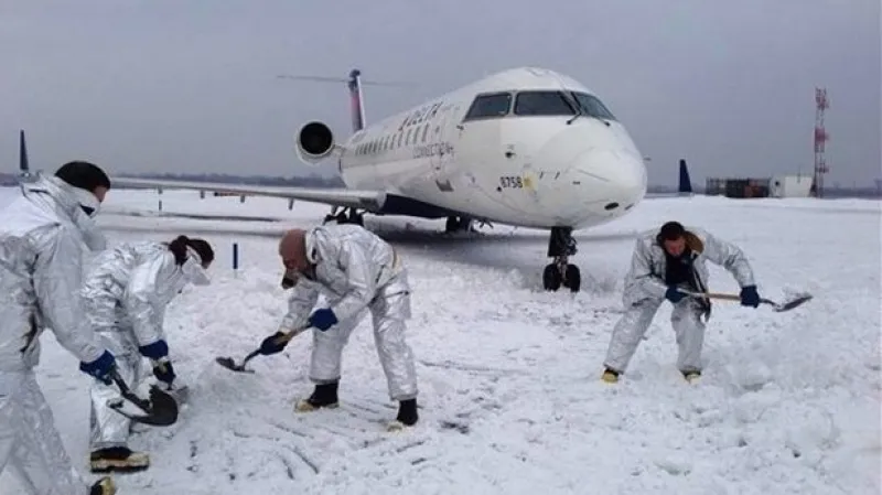 Na Kennedyho letišti sklouzlo z ranveje letadlo