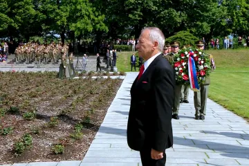 Lhostejnost je podhoubí totality, varoval Kubera při tryzně v Terezíně