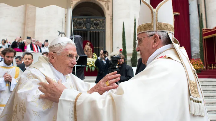 Benedikt XVI. se zdraví se svým následovníkem papežem Františkem