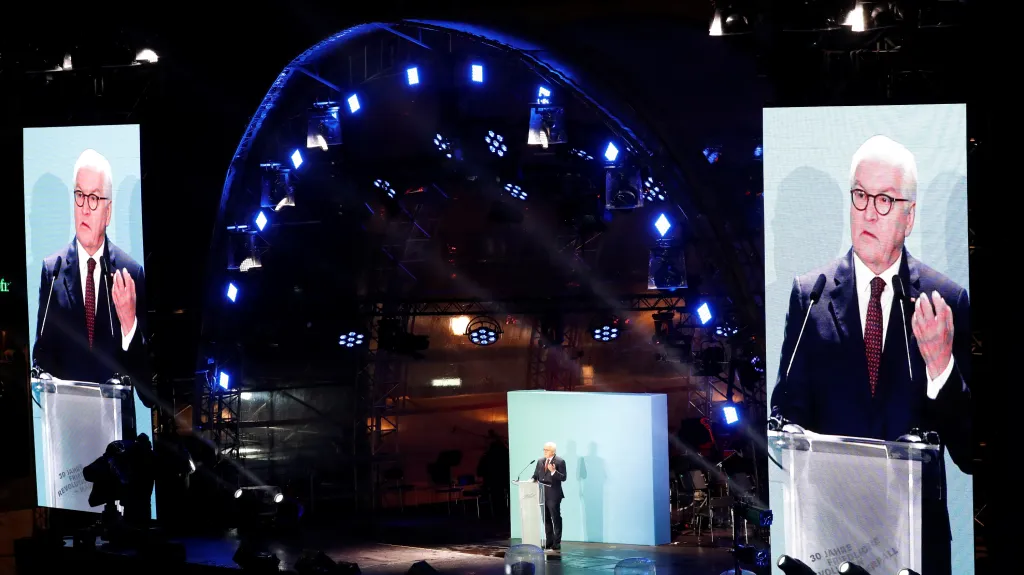 30 let od pádu Berlínské zdi. Německý prezident Frank-Walter Steinmeier má proslov na akci u Braniborské brány