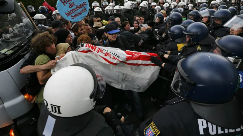 Protesty před začátkem G7