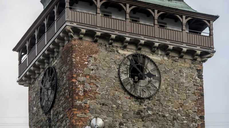 Poškozené ciferníky Zelené brány