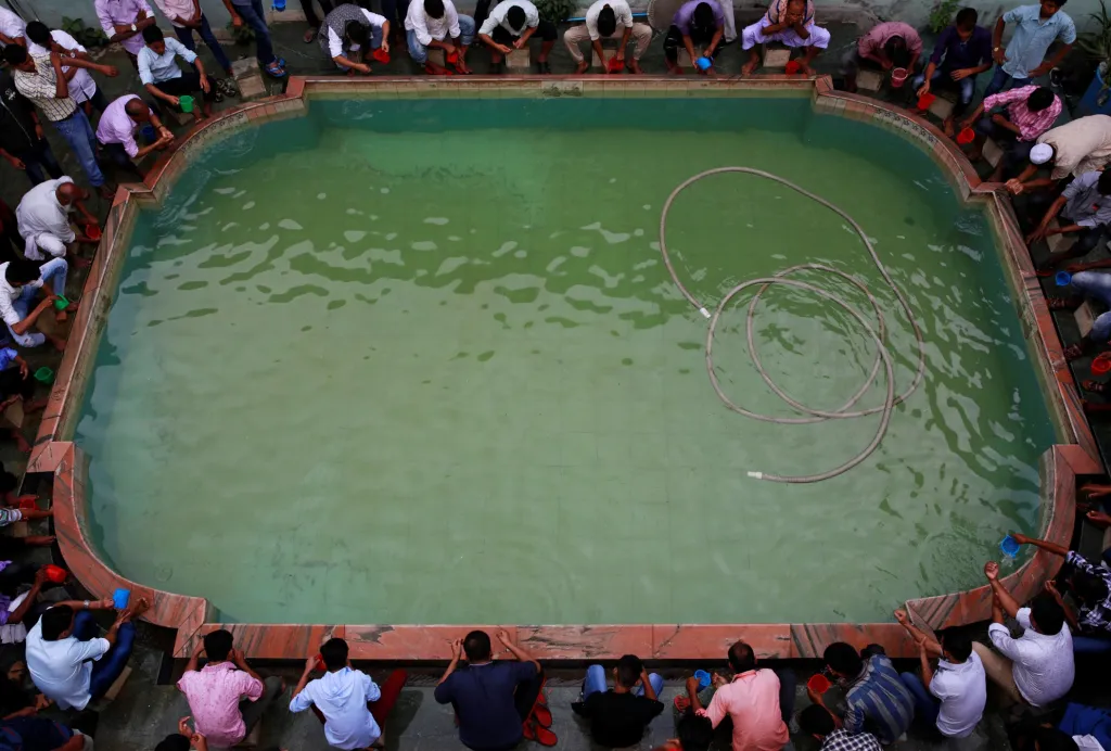 Nepálští muslimové v Káthmándu se umývají při svém příchodu na modlitby spojené s koncem postního měsíce