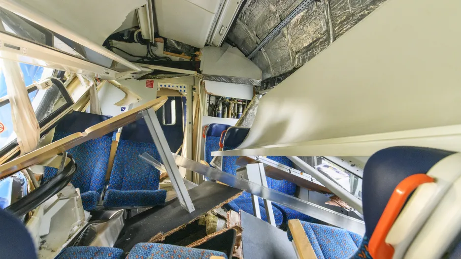 Zničený vlak po srážce u obce Milavče