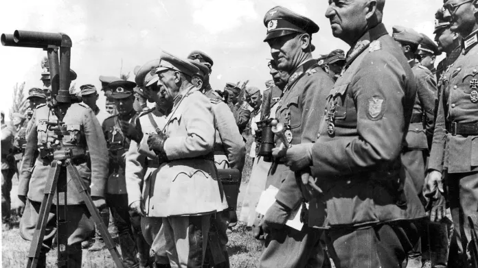 Polní maršál Erich von Manstein (vpravo) s tureckými důstojníky během bitvy u Kurska donutil bojovat i vojáky týlových složek