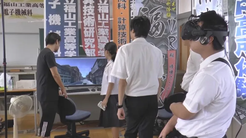 Studenti při práci na 3D projekci útoku na Hirošimu