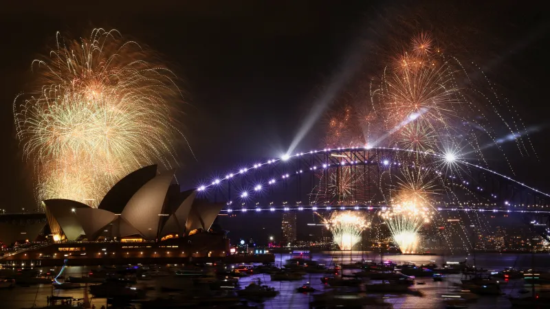 V Sydney už začaly ohňostroje, které rozzářily oblohu nad mostem Harbour Bridge