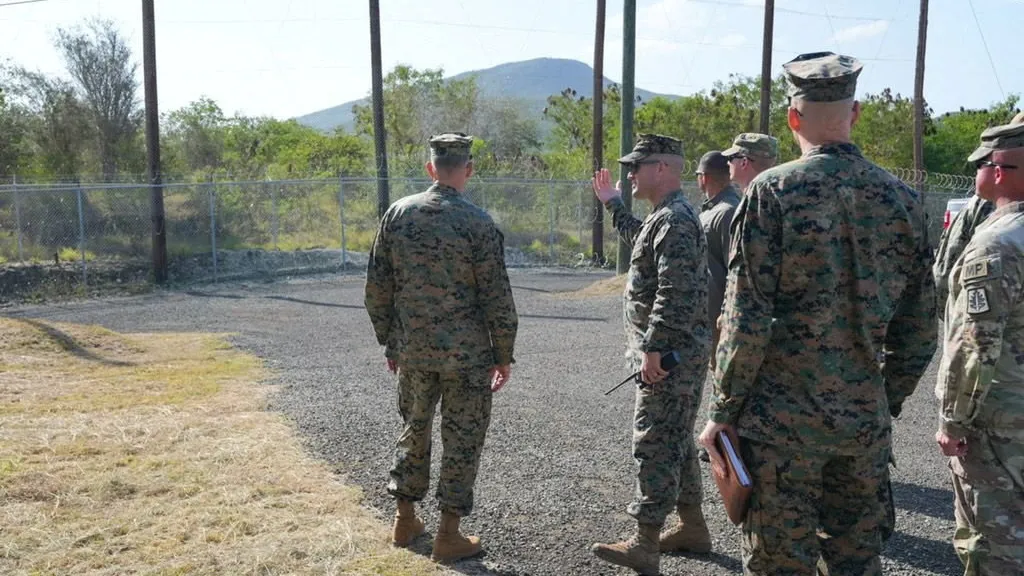 Generál Francis Donovan na návštěvě základny v zátoce Guantánamo na Kubě