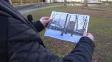 Správce broumovského kláštera ukazuje archivní fotografii klášterní zahrady
