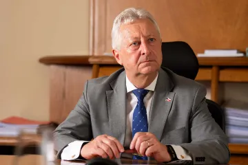 Zůna o rozhodnutí převést peníze na zbraně pro Ukrajinu nevěděl