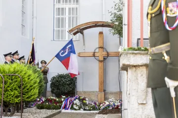 Lidé si připomněli justiční vraždu Milady Horákové a další oběti komunistické totality
