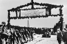 Brány vlasti utopené v krvi. Před 75 lety vstoupili vojáci v Dukelském průsmyku do Československa