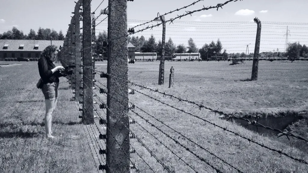 Studenti natáčeli v Osvětimi o romském holocaustu