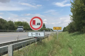 Silničáři rozšiřují omezení pro kamiony na další dálniční úseky