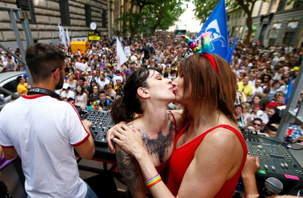 Známá italská herečka Asia Argento záměrně provokuje odpůrce Gay Pride Parade v Římě poté, co upozadila své aktivity v hnutí MeToo