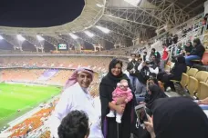 Ženy v Saúdské Arábii mohly poprvé sledovat fotbal na stadionu. Další reforma by jim měla dovolit řídit