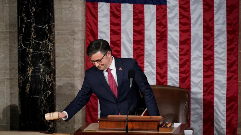 Nově zvolený předseda Sněmovny reprezentantů Mike Johnson přebral předsednické kladívko