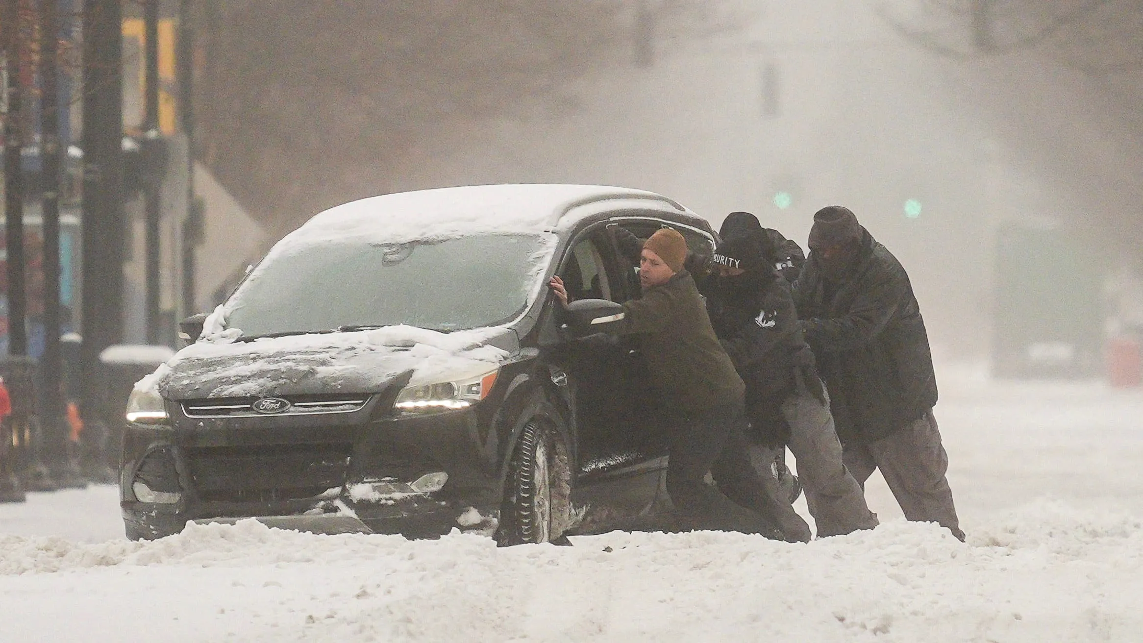 Zimní bouře v USA má nejméně 62 obětí, o víkendu zemi zasáhne další