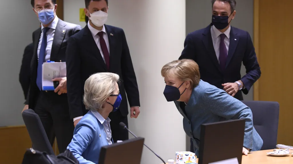 Angela Merkelová a Ursula von der Leyenová na summitu