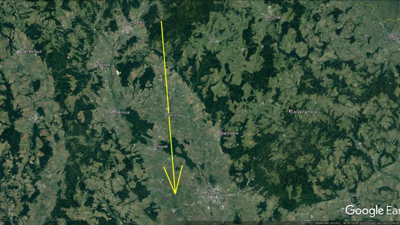 Průmět atmosférické dráhy bolidu z 23. května 2018 na zemský povrch (žlutá šipka). Skutečná délka vyfotografované atmosférické dráhy je 71 km a bolid jí uletěl přibližně za 6 s