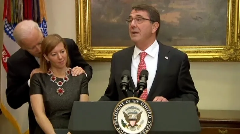 Joe Biden se k manželce ministra obrany choval až příliš důvěrně