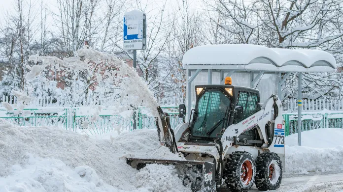 Technika odklízí sníh z jabloneckých ulic