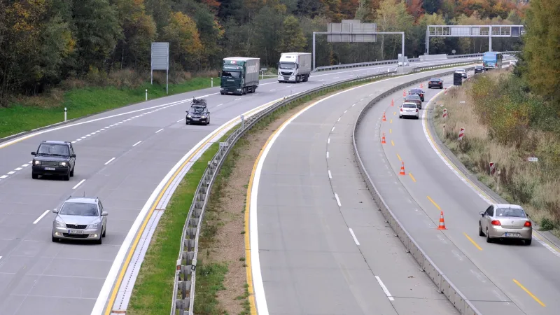 Auta již jezdí v obou polovinách dálnice po novém povrchu