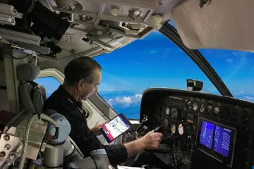 Robot, který nahradí piloty. Agentura DARPA ukázala, jak přistává