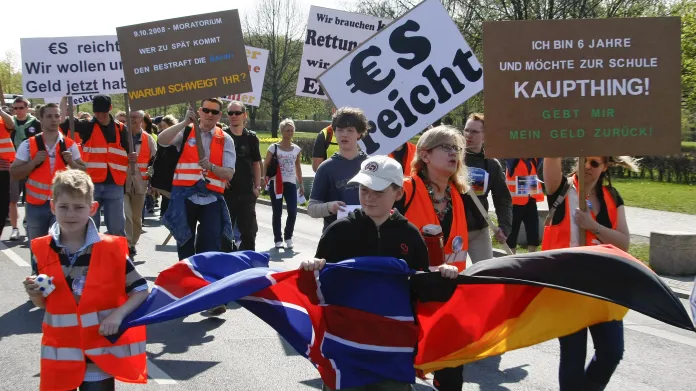 Němečtí investoři islandské banky Kaupthing protestovali v dubnu 2009 v Berlíně s cílem získat zpět peníze