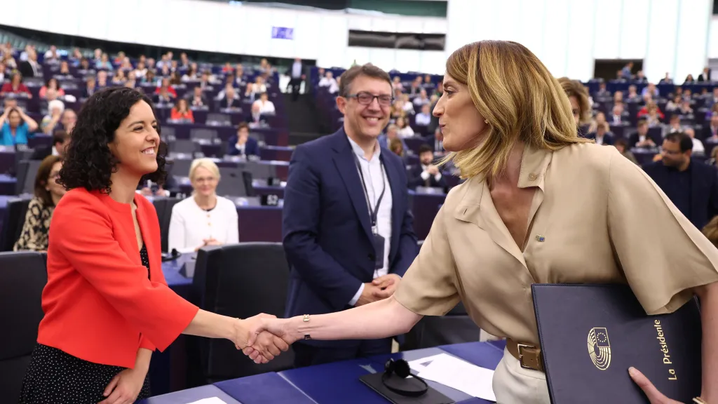 Roberta Metsolová (vpravo) byla opět zvolena šéfkou Evropského parlamentu