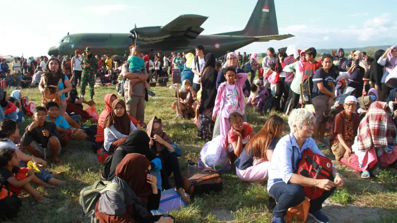 Lidé čekají na evakuaci