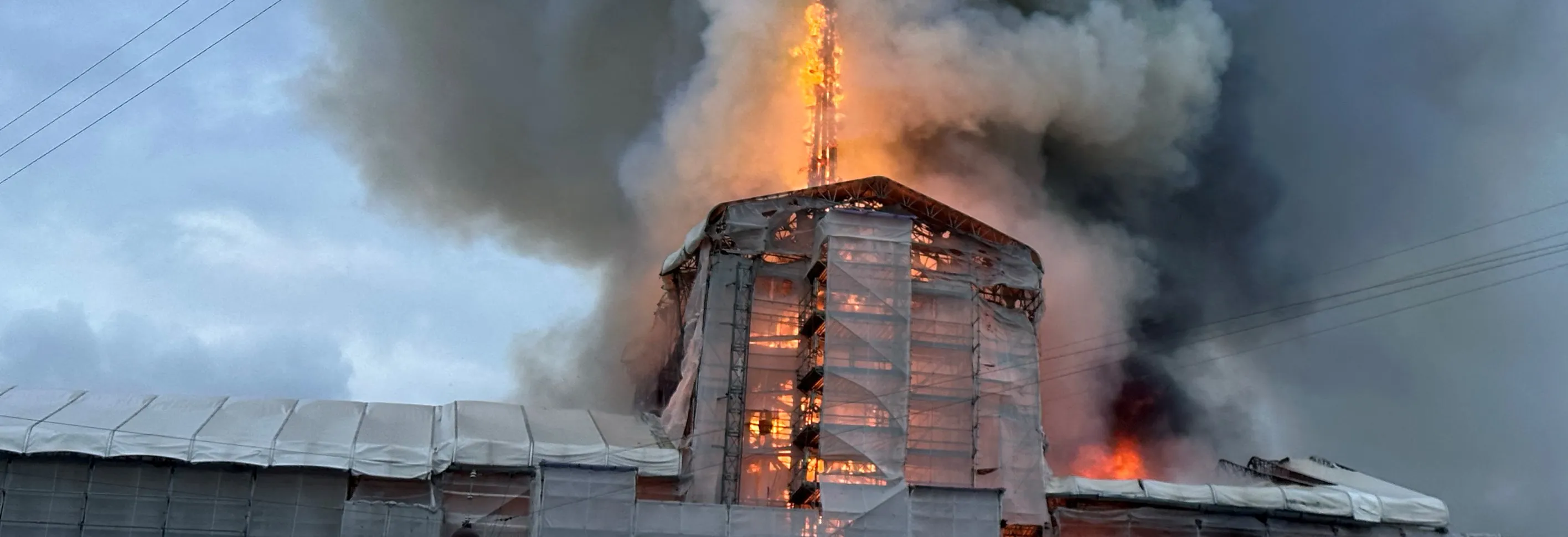 V Kodani hoří historická budova burzy, její ikonická věž se zřítila