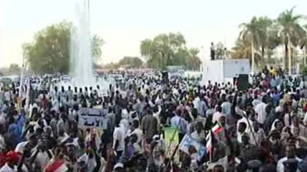 Bašíra v Darfúru vítaly tisíce lidí