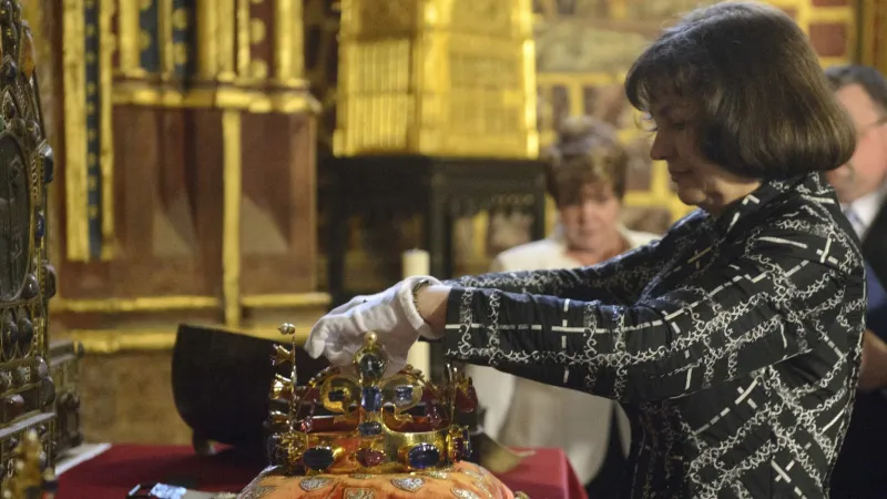 Ivana Kyzourová v roce 2013 při úpravě korunovačních klenotů