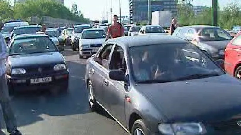 První prázdninový víkend je spojen s problémy v dopravě