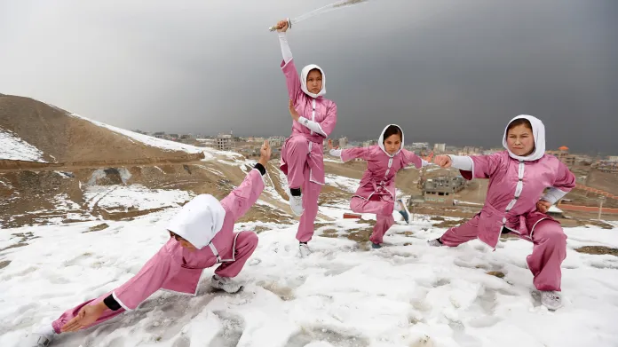 Studentky bojových umění Shaolin předvádějí své schopnosti spolužačkám z klubu na kopci v Kábulu