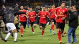 Fotbalisté Al-Ahlí běží do bezpečí