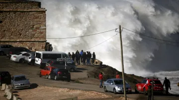 Obří vlny v Nazaré 19. února 2016