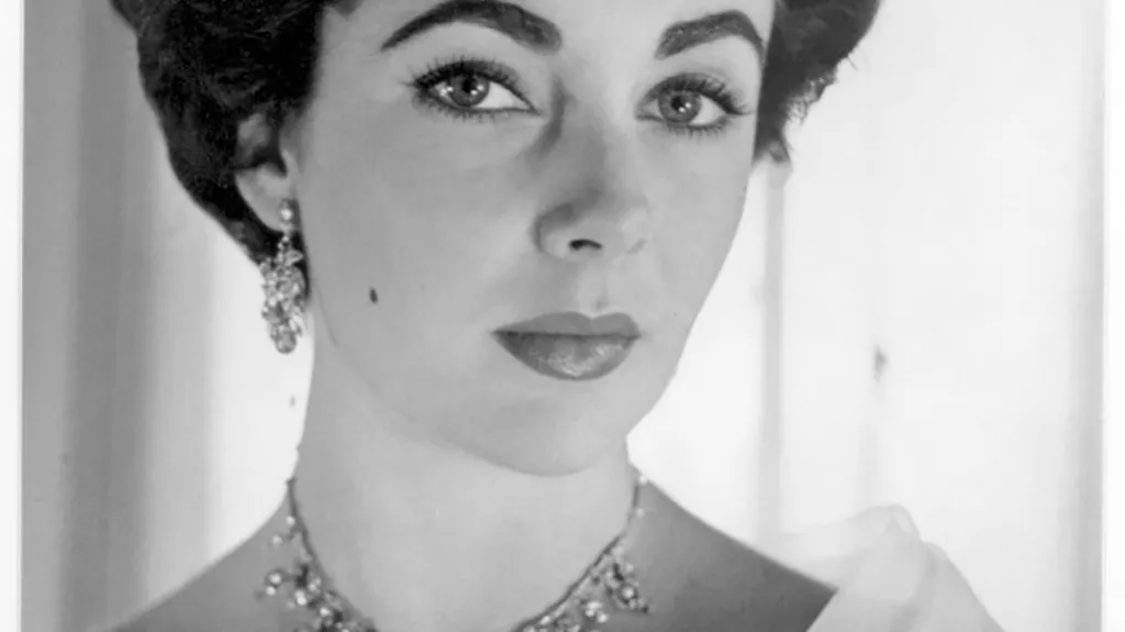 Elizabeth Taylor, 1954. Bromografie, bílý karton